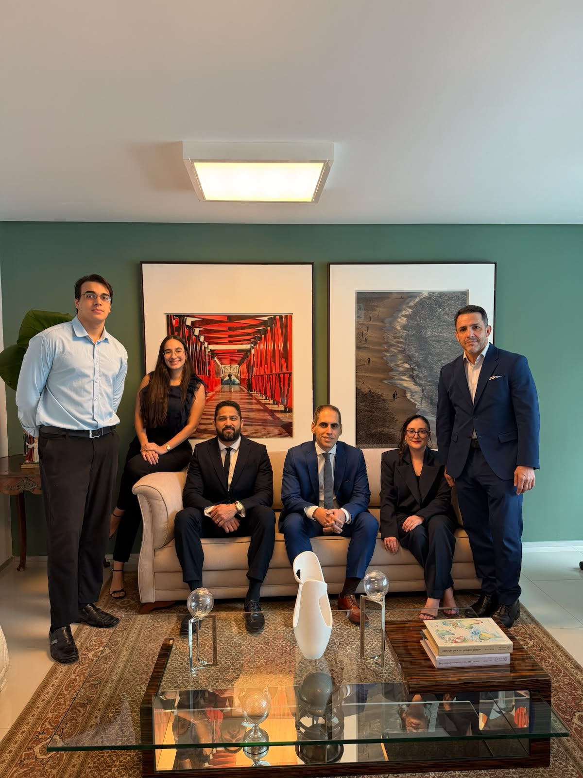 Equipe R. Amaral Advogados reunida no escritório